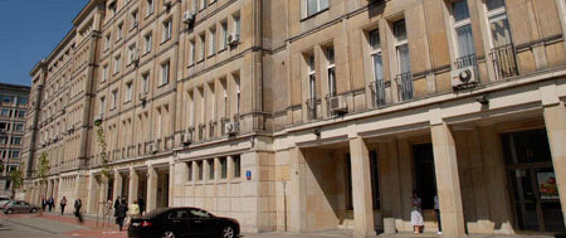 Budynek ministerstwa, wejście od ulicy Wspólnej