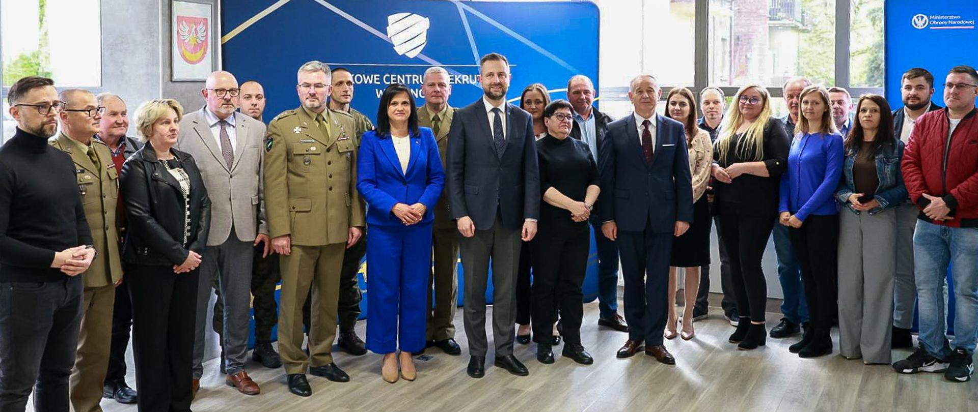 24 kwietnia 2026 r. w Tarnowie, wicepremier-minister obrony narodowej Władysław Kosiniak-Kamysz wziął udział w podsumowaniu udziału przedstawicieli samorządów w pierwszym etapie szkolenia „Odporność gminy i sołectwa na wypadek zagrożenia bezpieczeństwa państwa”. 