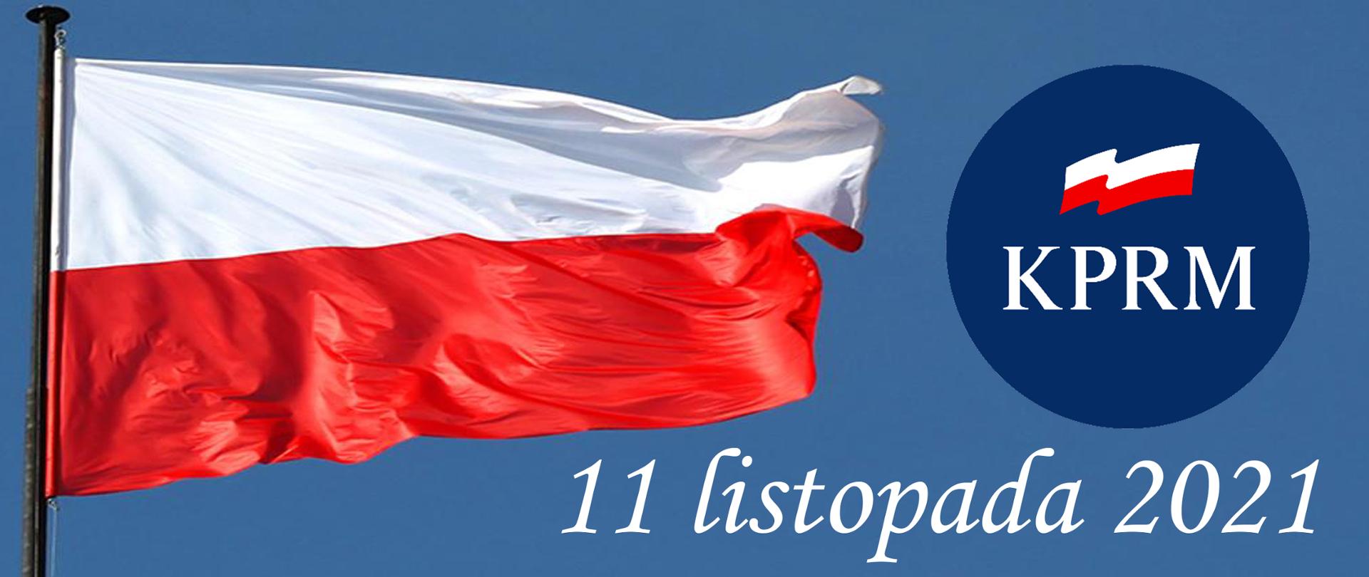 Infografika przedstawiająca powiewającą na wietrze biało czerwoną flagę Polski na błękitnym tle, obok kolorowy logotyp Kancelarii Prezesa Rady Ministrów oraz poniżej napis koloru białego o treści 11 listopada 2021.