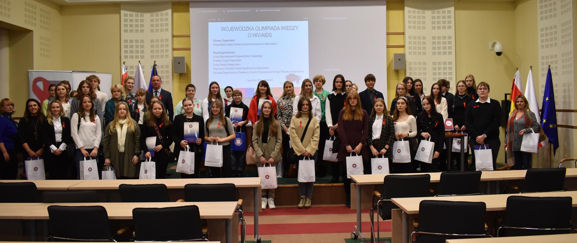 Na zdjęciu widać uczestników i uczestniczki Wojewódzkiej Olimpiady Wiedzy o HIV/AIDS