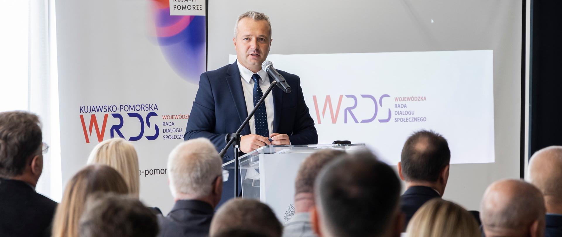 
Grupa ludzi w garniturach w sali konferencyjnej
