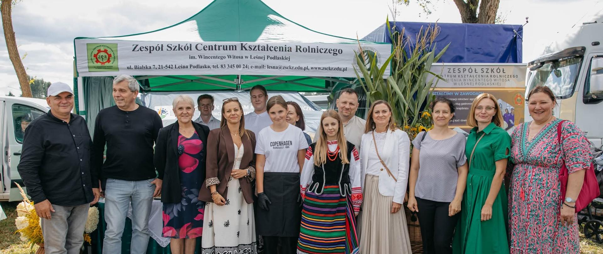 Społeczność szkoły na stoisku 