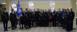Funkcjonariusze, pracownicy cywilni oraz zaproszeni goście podczas uroczystej zbiórki z okazji Narodowego Święta Niepodległości.