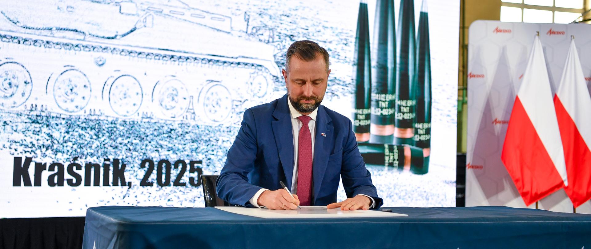 29 października 2025 r. w zakładzie MESKO S.A. w Kraśniku, Władysław Kosiniak-Kamysz wicepremier - minister obrony narodowej wziął udział w uroczystości wmurowania kamienia węgielnego wraz z podpisaniem aktu erekcyjnego pod budowę nowej fabryki korpusów amunicji artyleryjskiej 155 mm. Fot. plut. Wojciech Król/MON