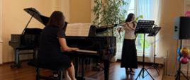 
Wykonawcy przy instrumentach na scenie w sali koncertowej podczas Uroczystego Koncertu Absolwentów