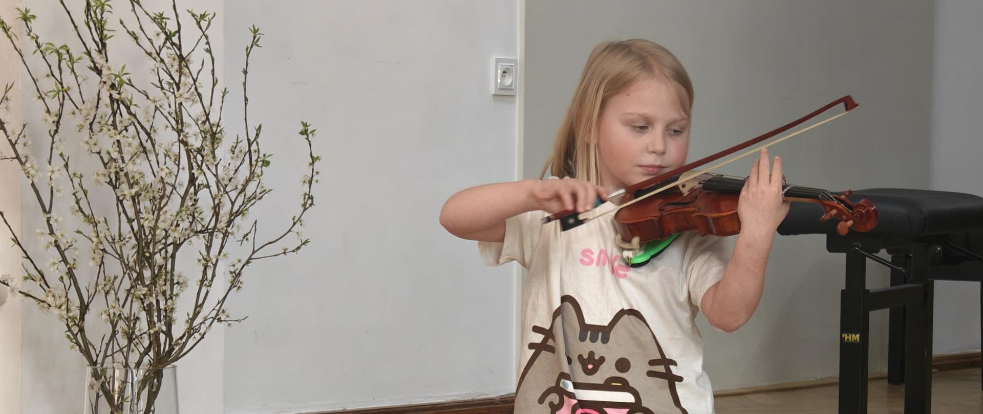 Galeria zdjęć przedstawiająca konsultacje w klasie skrzypiec w Państwowej Szkole Muzycznej I stopnia w Kłodzku – uczniowie podczas indywidualnej pracy z nauczycielem, doskonalący technikę gry, interpretację utworów oraz postawę przy instrumencie w atmosferze skupienia i edukacyjnego wsparcia.
