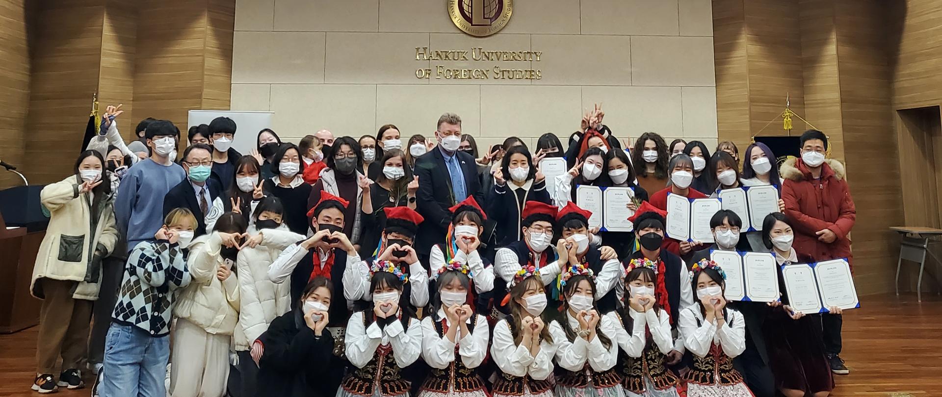 Konkurs krasomówczy - zdjęcie grupowe uczestników, profesorów Uniwersytetu HUFS oraz przedstawicieli Ambasady