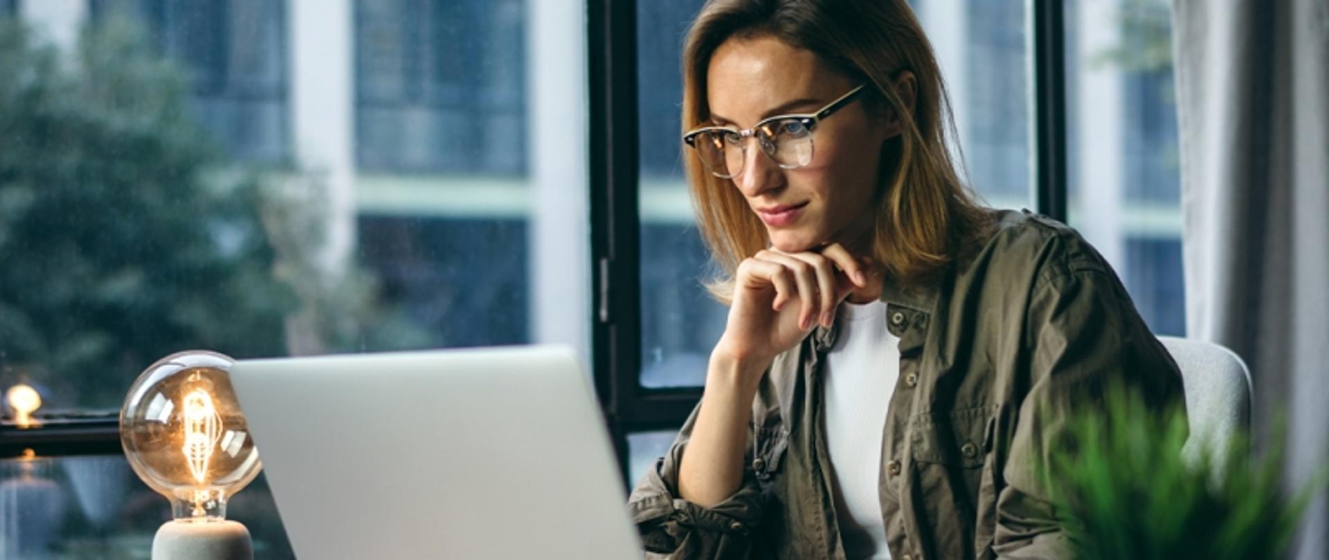 Uczestniczka szkolenia siedzi przed laptopem.