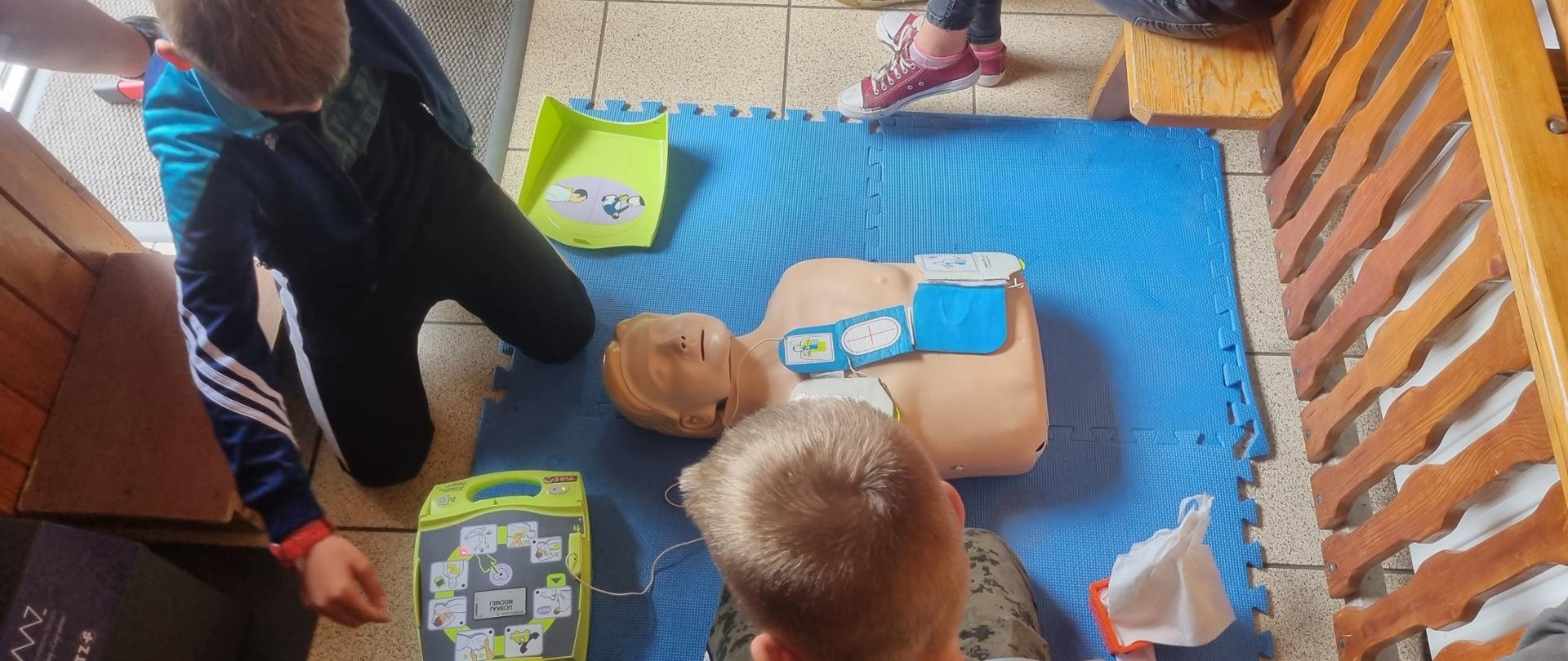 Uczniowie ćwiczą umiejętności z zakresu pierwszej pomocy