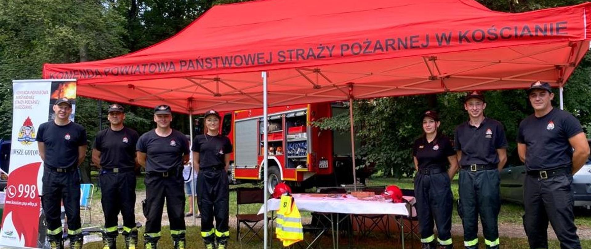 AKCJE SPOŁECZNE PROMOWANE PRZEZ PAŃSTWOWĄ STRAŻ POŻARNĄ. Na zdjęciu widać funkcjonariuszy Komendy Powiatowej PSP w Kościanie podczas festynu