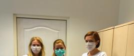 Na zdjęciu widać 3 kobiety w maseczce i rękawiczkach ochronnych