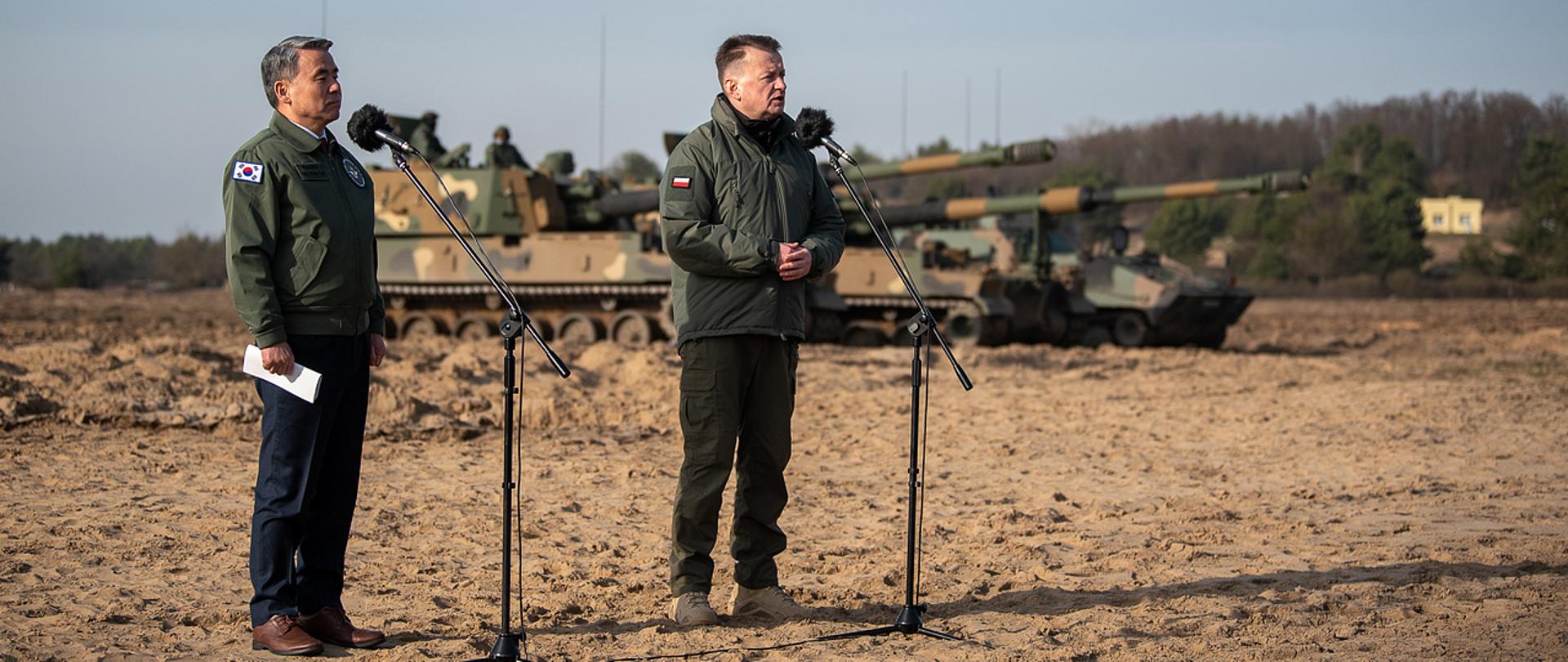 23 lutego 2023 roku, na poligonie w Toruniu, Mariusz Błaszczak, wicepremier-minister obrony narodowej i Lee, Jong-Sup, minister obrony Korei Południowej obserwowali pokaz wyszkolenia bojowego żołnierzy 1. Mazurskiej Brygady Artylerii podczas, którego po raz pierwszy użyte zostały armatohaubice K9.
