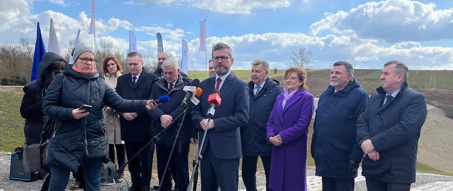 Wiceminister infrastruktury Grzegorz Witkowski w trakcie konferencji prasowej w Jędrzejowicach k. Ostrowca Świętokrzyskiego