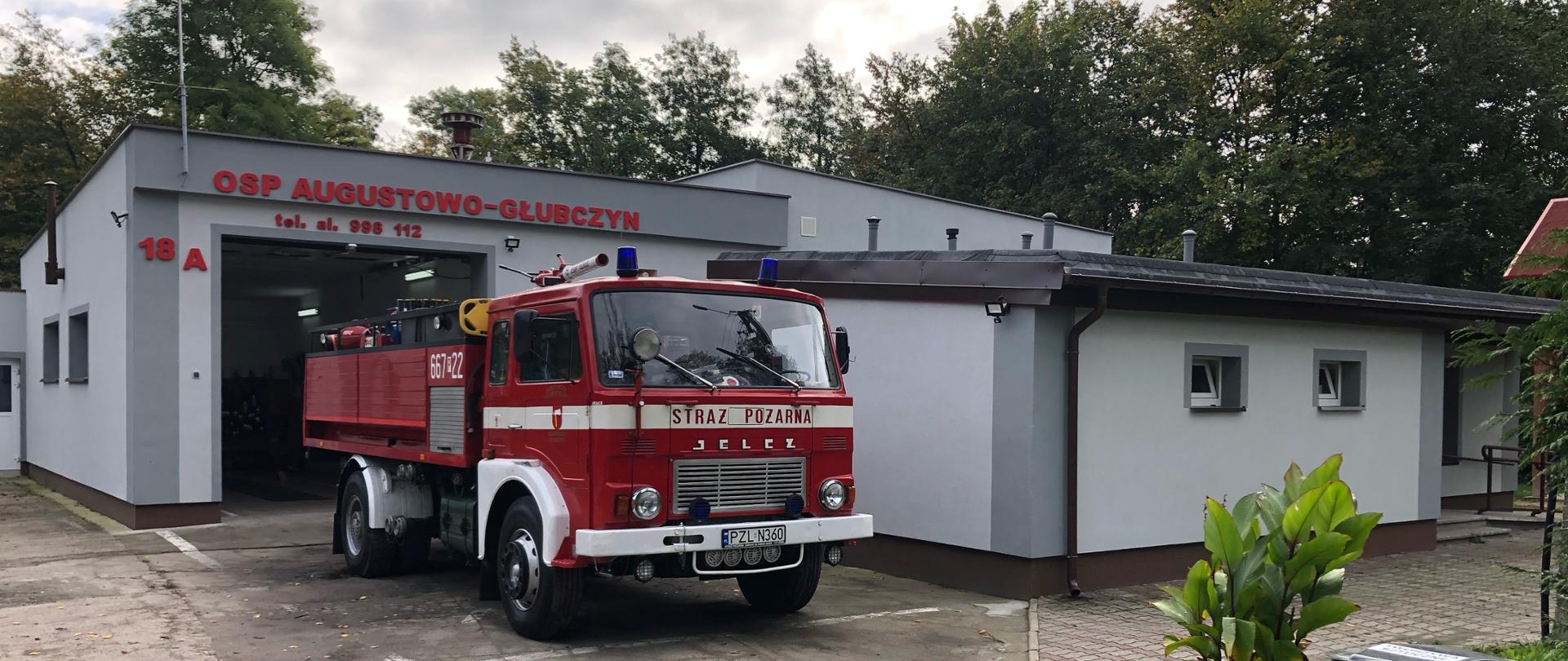 Widok remizy z pojazdem