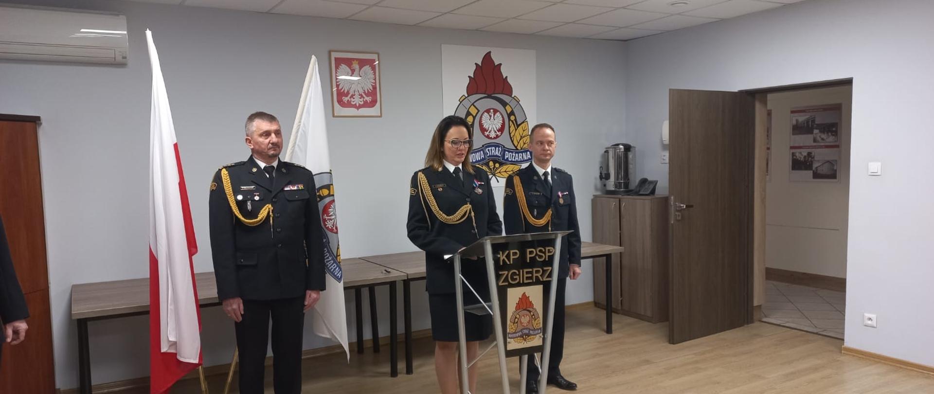 Zdjęcie przedstawia funkcjonariuszkę, która odczytuje rozkaz o nadaniu wyższych stopni służbowych