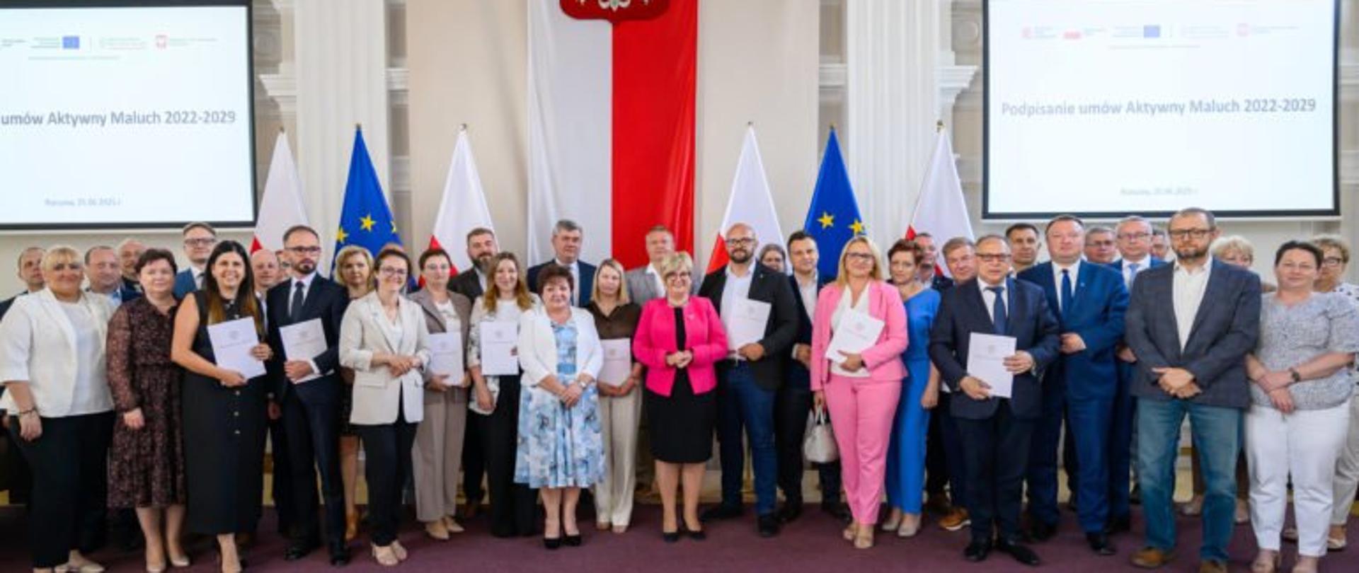 Zdjęcie przedstawia samorządowców na uroczystości podpisania umów w urzędzie wojewódzkim