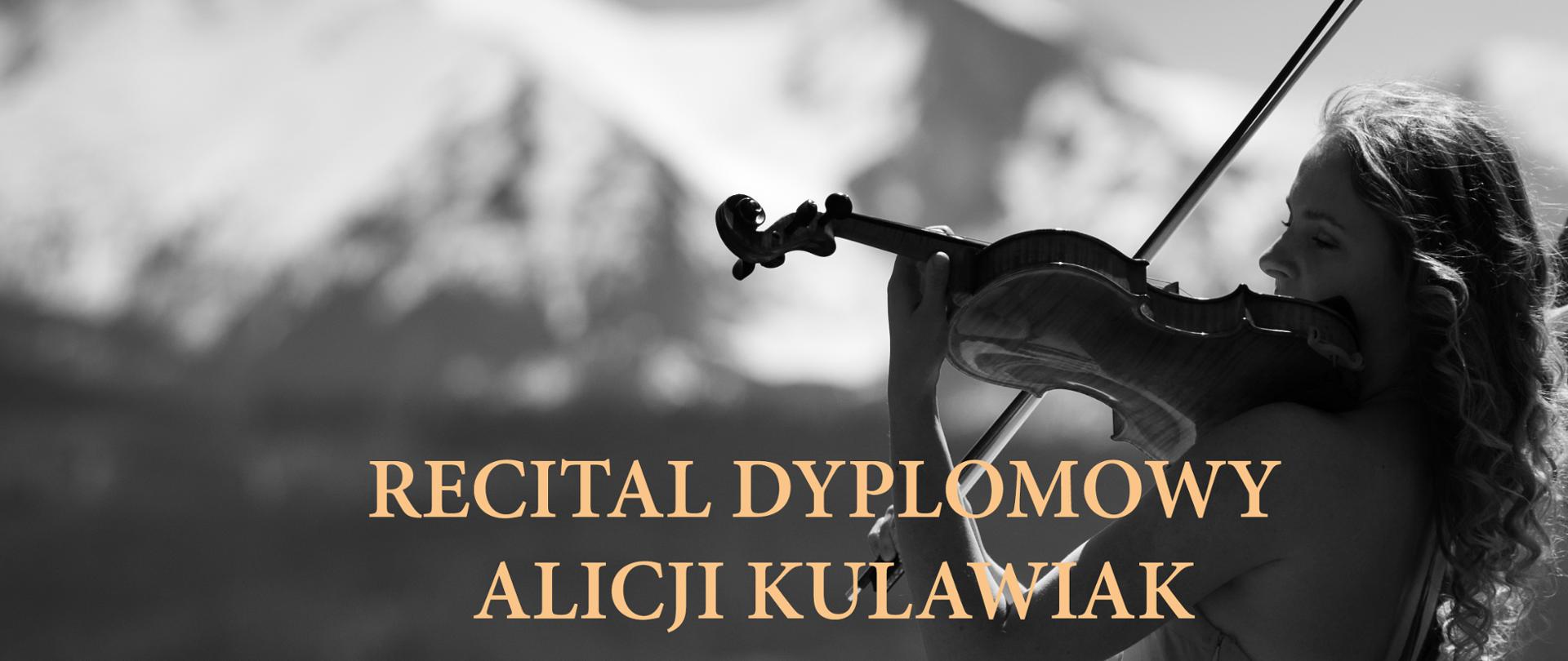 Plakat czarno-biały. Uczennica siedzi na podniesieniu i gra na skrzypcach, w tle panorama gór. W górnej części plakatu program recitalu, na środku pełna nazwa wydarzenia oraz dane grającej dyplom oraz dane nauczycielki, data i godzina. Na samym dole dane personalne akompaniatora, miejsce wydarzenia.