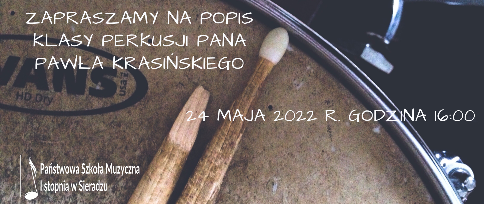Pałeczki leżące na werblu. Napis białymi literami "Zapraszamy na popis klasy perkusji pana Pawła Krasińskiego. 24 maja 2022 r. godzina 16:00. W lewym, dolnym rogu logo PSM I st. w Sieradzu