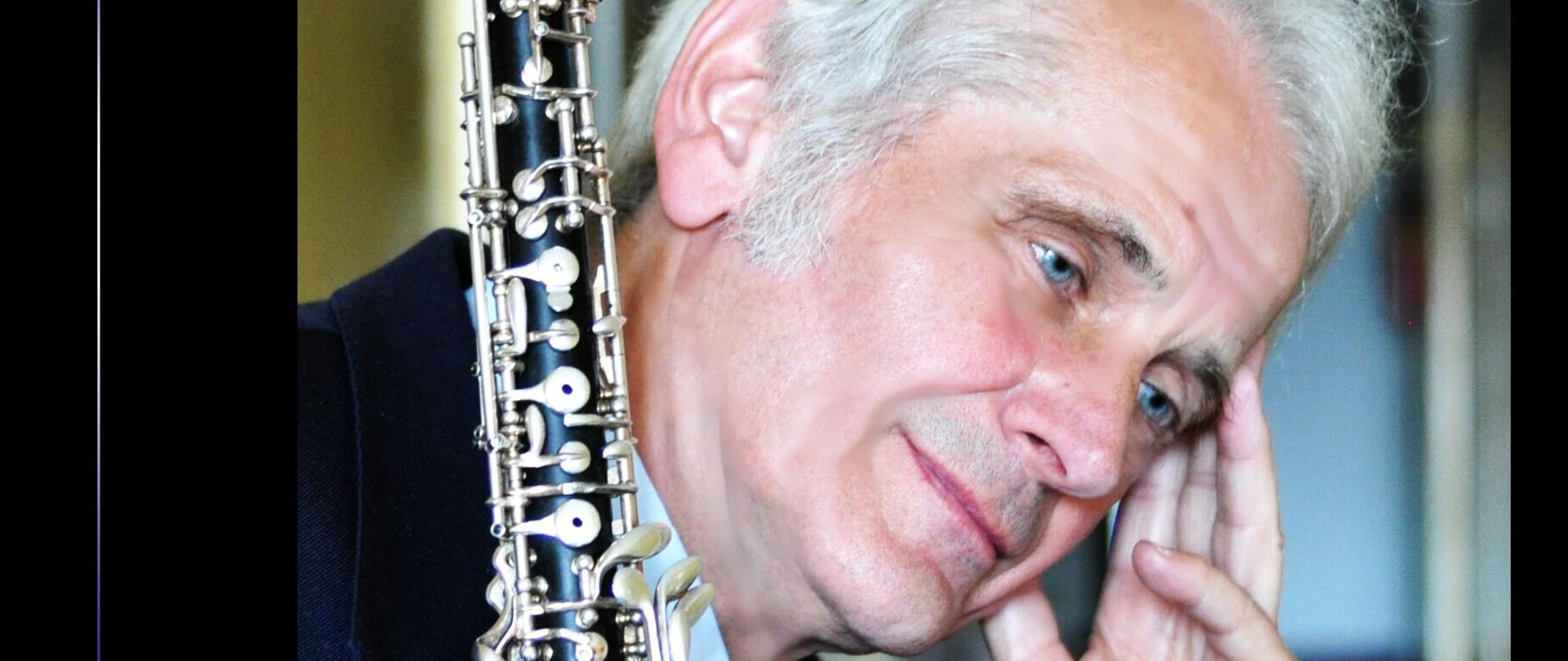 Portret starszego, siwego mężczyzny w garniturze, trzymającego obój i opierającego głowę na dłoni, z zadumanym lub smutnym wyrazem twarzy. Po prawej stronie, na czarnym tle, znajduje się biały tekst z cytatem o pożegnaniach, słowach i wspomnieniach.