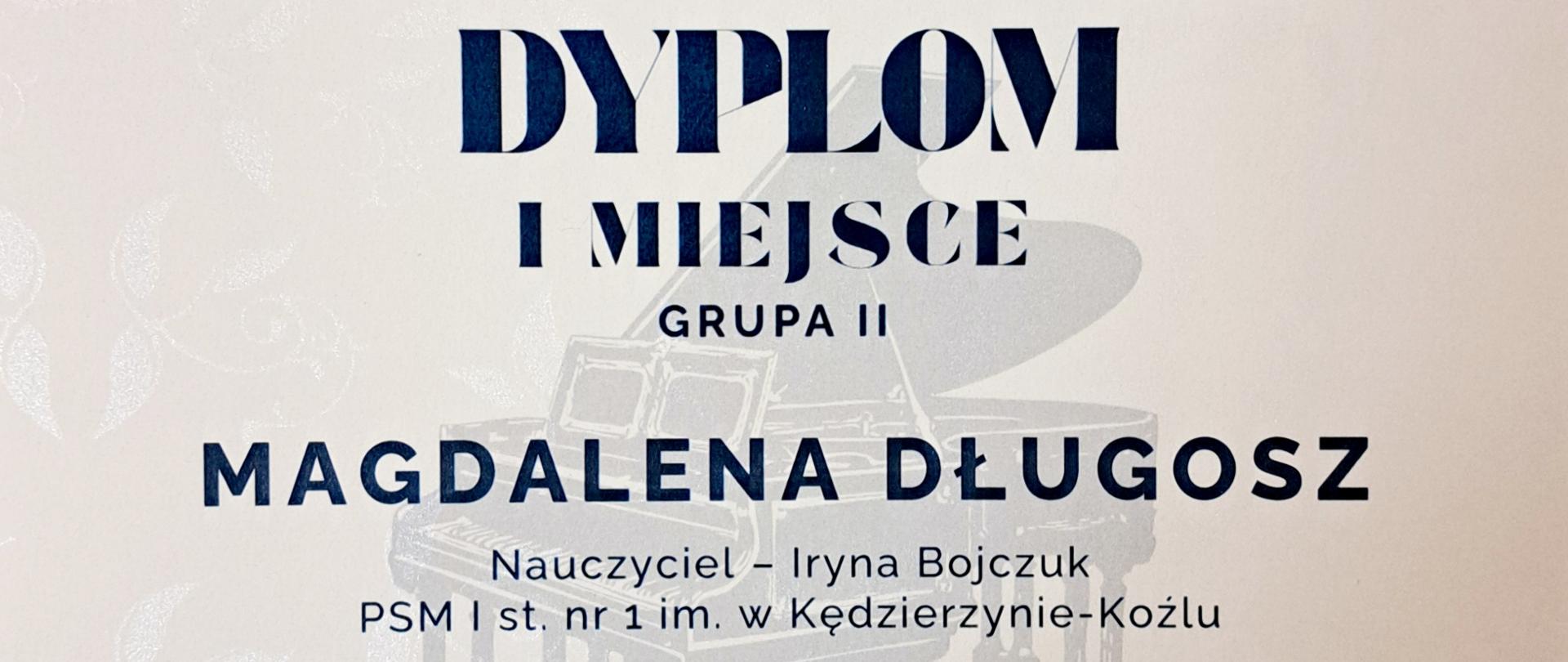 Plakat ma formę dyplomu z jasnym tłem i niebieskimi akcentami typograficznymi. Na środku znajduje się ilustracja fortepianu oraz duży napis „Dyplom I miejsce”, a powyżej logo z wizerunkiem Stanisława Moniuszki. Poniżej widnieje imię laureatki — Magdalena Długosz — wraz z informacją o nauczycielu, organizatorze oraz podpisami członków jury.