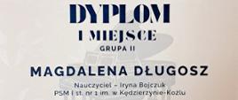 Plakat ma formę dyplomu z jasnym tłem i niebieskimi akcentami typograficznymi. Na środku znajduje się ilustracja fortepianu oraz duży napis „Dyplom I miejsce”, a powyżej logo z wizerunkiem Stanisława Moniuszki. Poniżej widnieje imię laureatki — Magdalena Długosz — wraz z informacją o nauczycielu, organizatorze oraz podpisami członków jury.