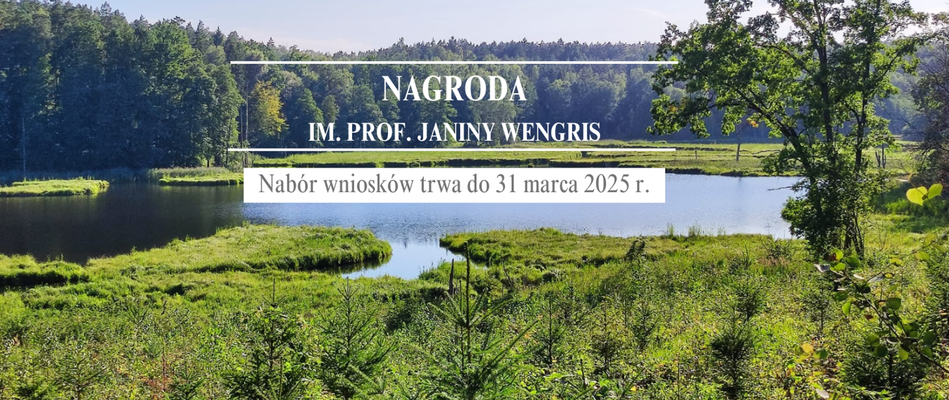 Na pierwszym planie łąka, za nią zbiornik wodny. W oddali widać las. Na środku napis: Nagroda im. prof. Janiny Wengris, nabór wniosków trwa do 31 marca 2025 r.