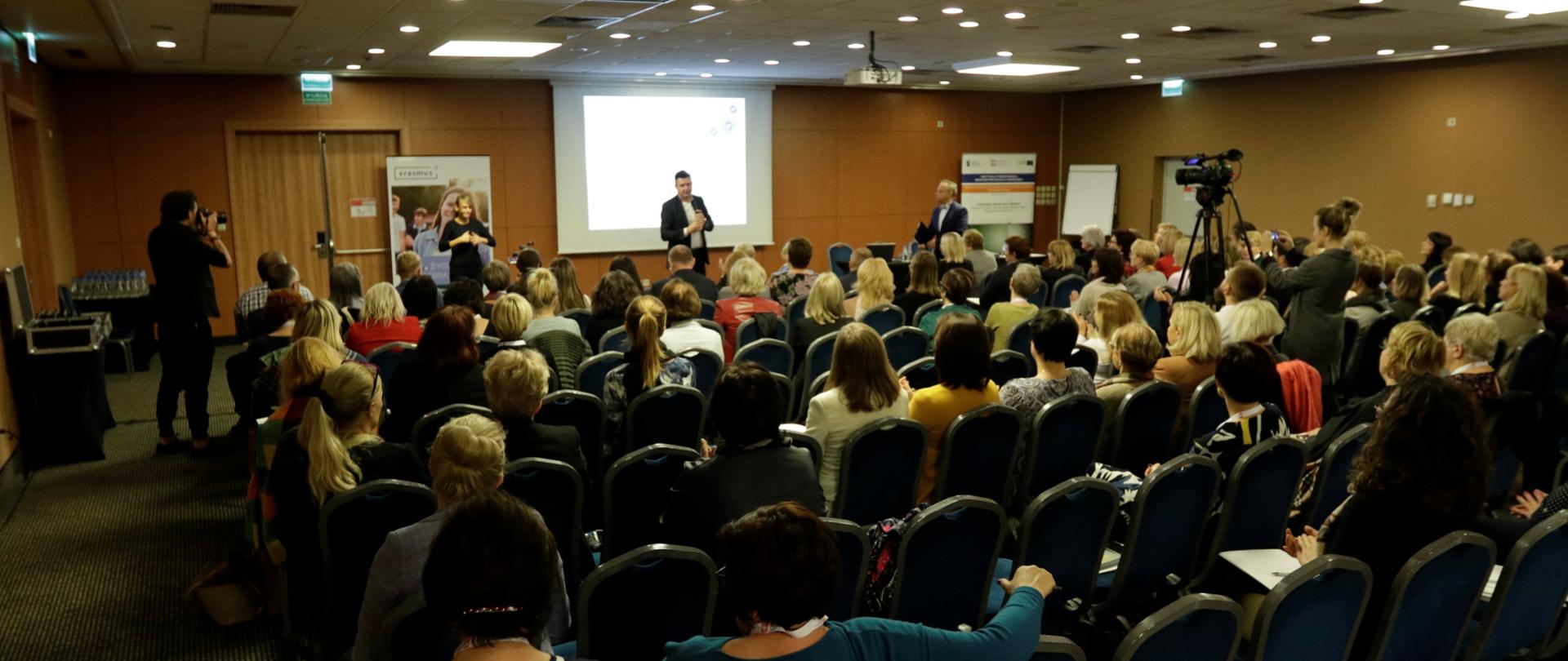 W środę, 30 października w Warszawie odbyła się konferencja inaugurującą rozpoczęcie II fazy projektu pt. „Wspieranie podnoszenia jakości edukacji włączającej w Polsce”, realizowanego przez Ministerstwo Edukacji Narodowej we współpracy z Europejską Agencją do spraw Specjalnych Potrzeb i Edukacji Włączającej w ramach Programu Wsparcia Reform Strukturalnych Komisji Europejskiej. W wydarzeniu uczestniczyła wiceminister edukacji Marzena Machałek. 