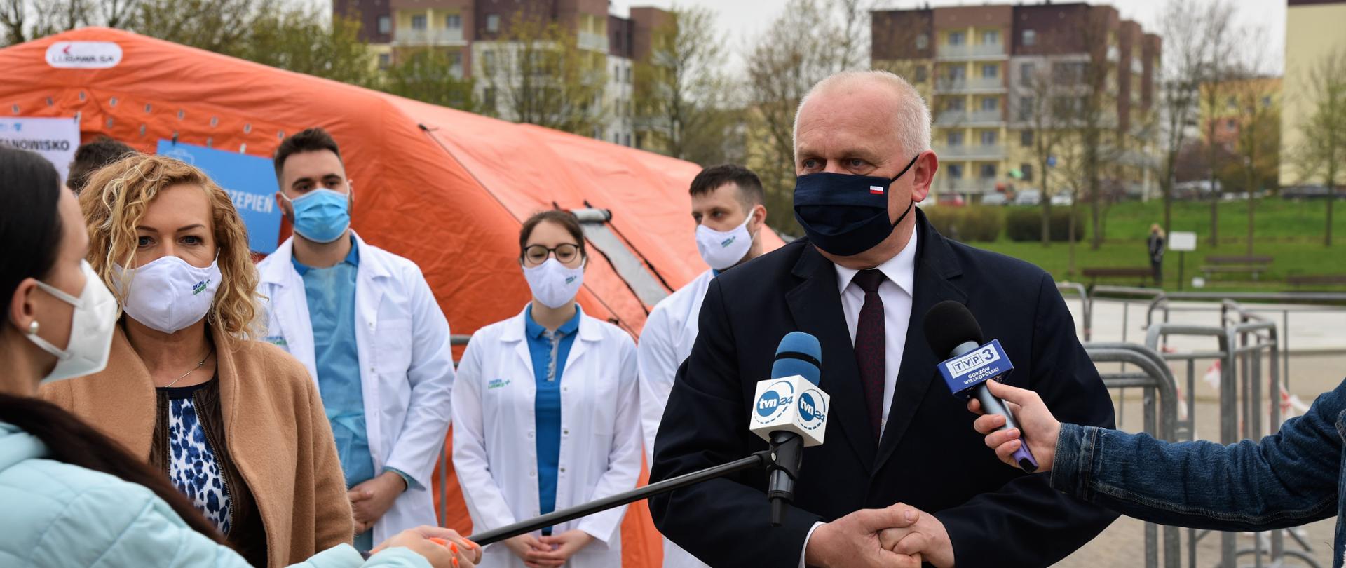 Wojewoda lubuski w czasie konferencji prasowej