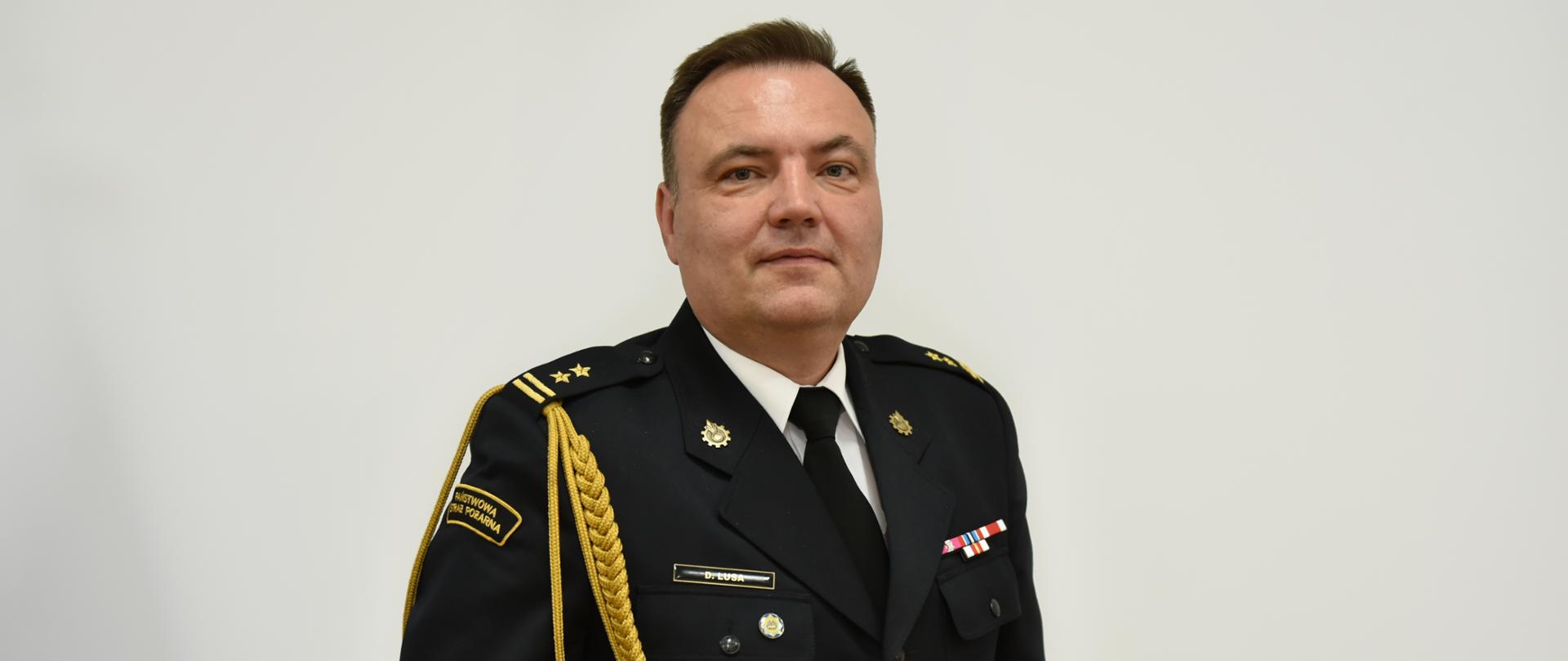 Dariusz Lusa - Komendant Powiatowy PSP w Kutnie w mundurze wyjściowym.