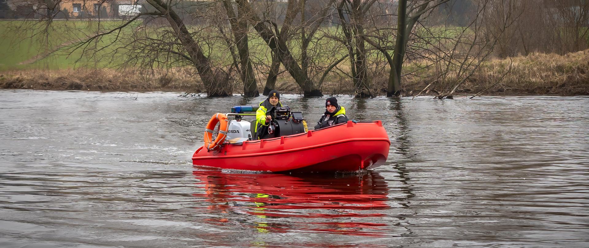 Zwodowana łódź na rzece