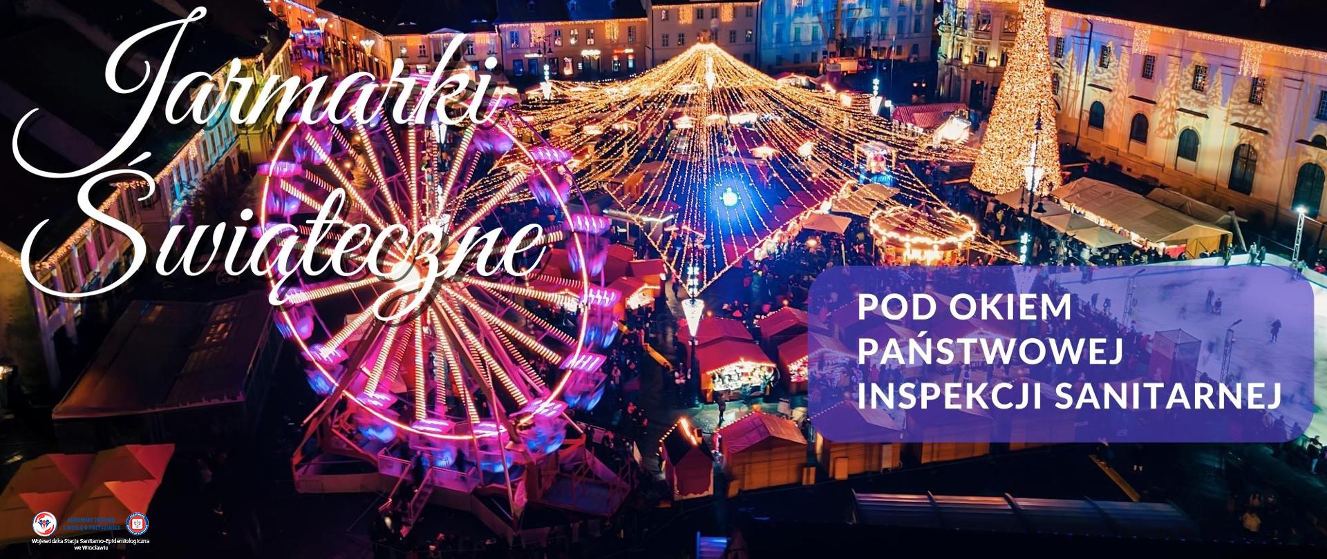 Widok jarmarku bożonarodzeniowego rozświetlonego wieloma kolorowymi światełkami