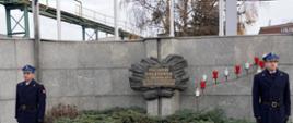 Strażacy PSP przy warcie honorowej przy pomniku pamięci poległych w grudniu 1970