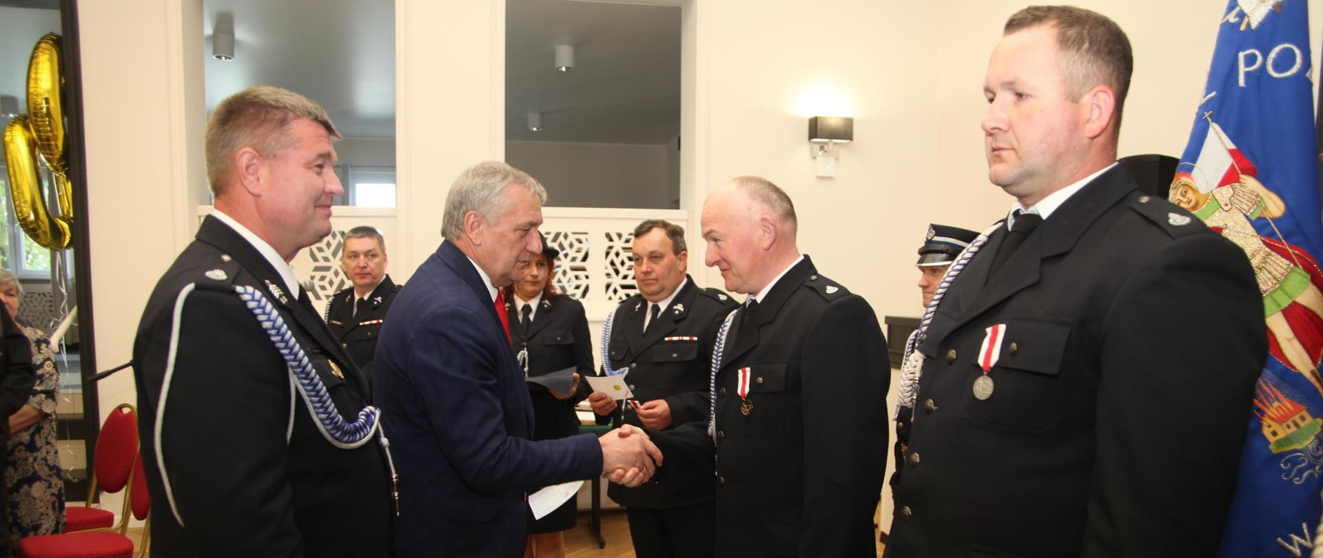 Sekretarz Stanu MSWiA składa gratulacje strażakom ochotnikom.