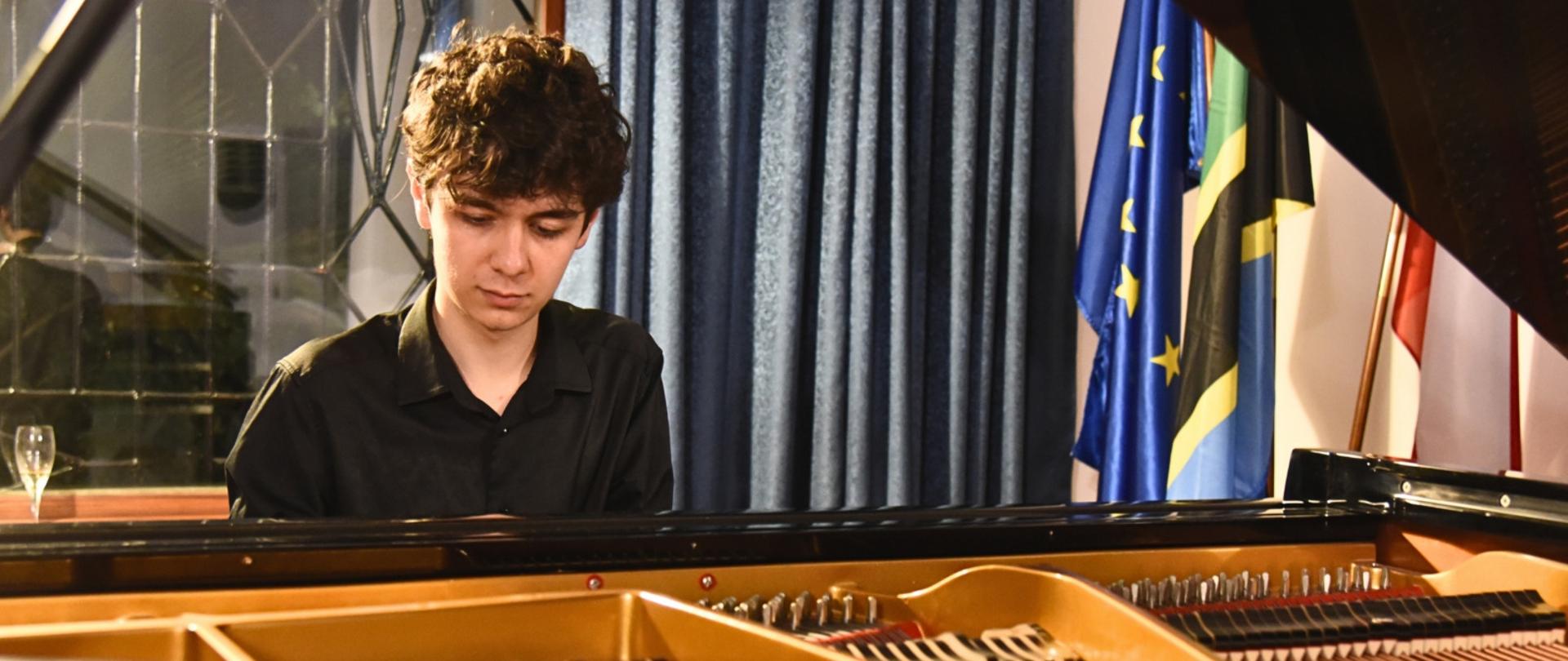 Mateusz Dubiel performance during European Piano Recital