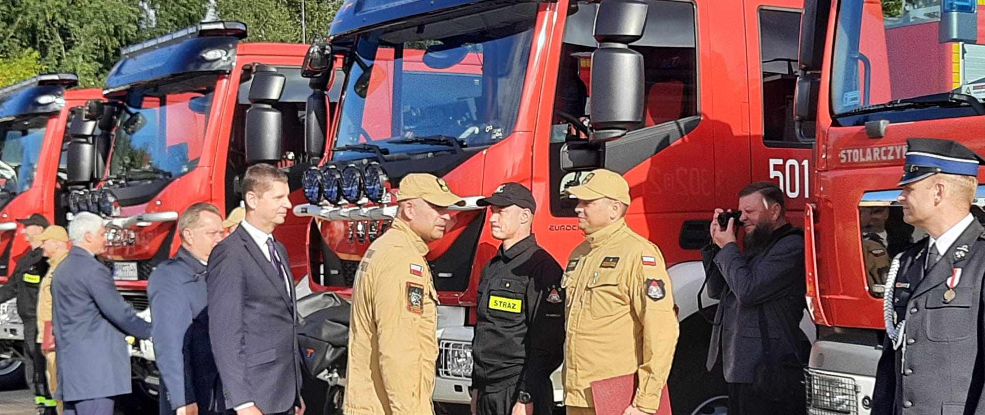 przekazanie pojazdów oraz sprzętu ratowniczego na placu przed JRG