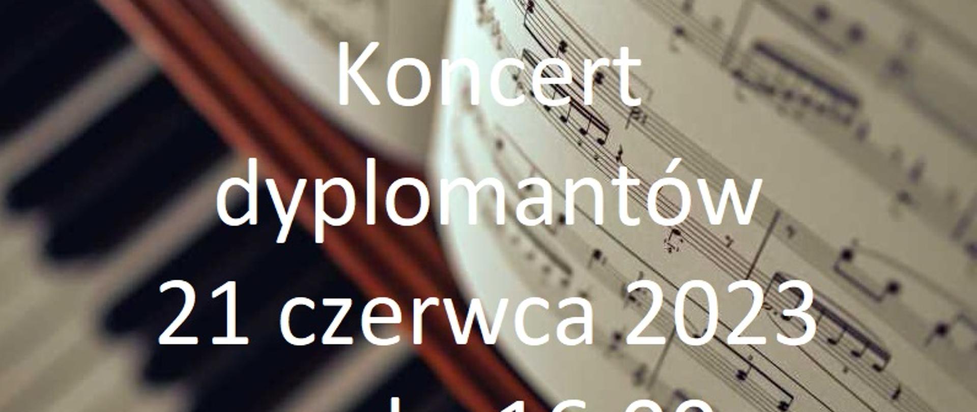 Informacja o koncercie dyplomantów. Tekst na tle klawiszy fortepianu i nut.