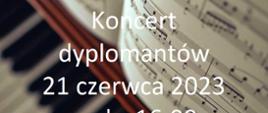 Informacja o koncercie dyplomantów. Tekst na tle klawiszy fortepianu i nut.