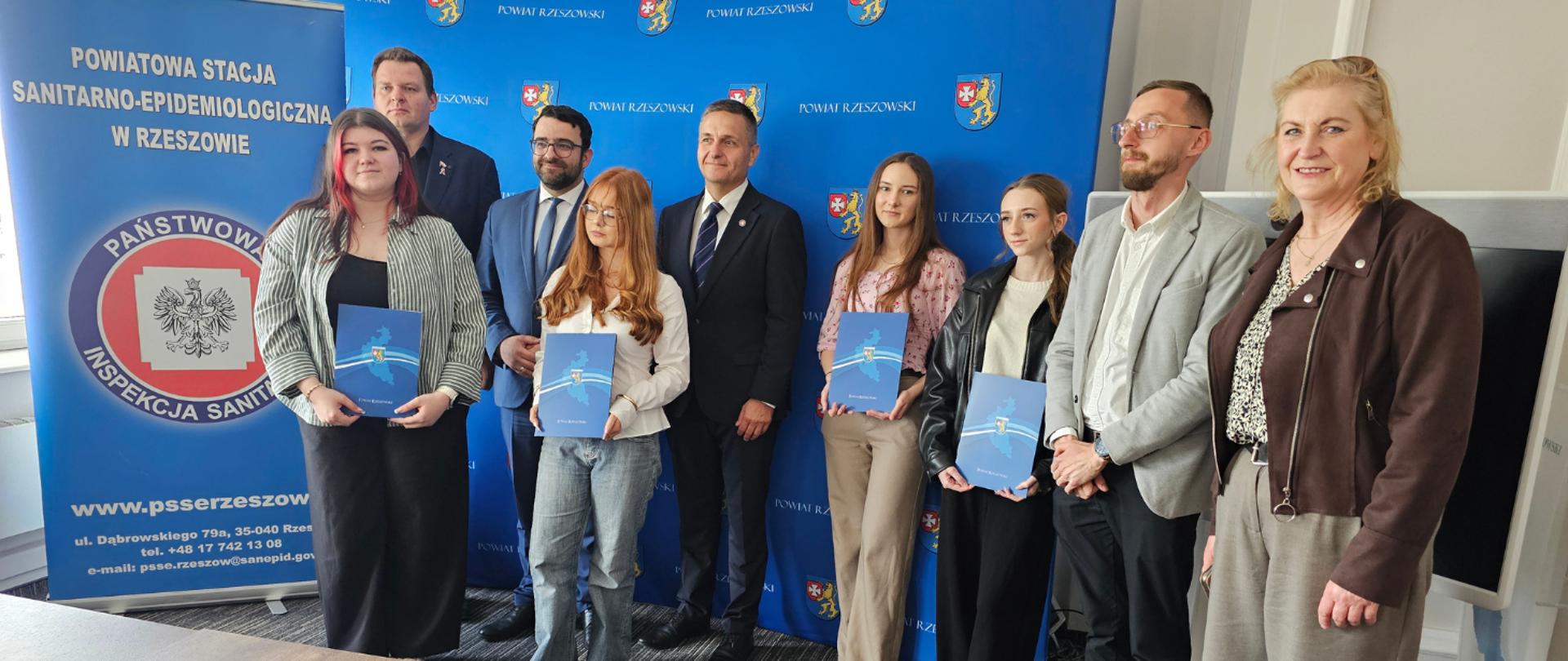 Wręczenie nagród w konkursie „Nie daj się dezinformacji – wybierz zdrowie!” w Starostwie Powiatowym w Rzeszowie. 