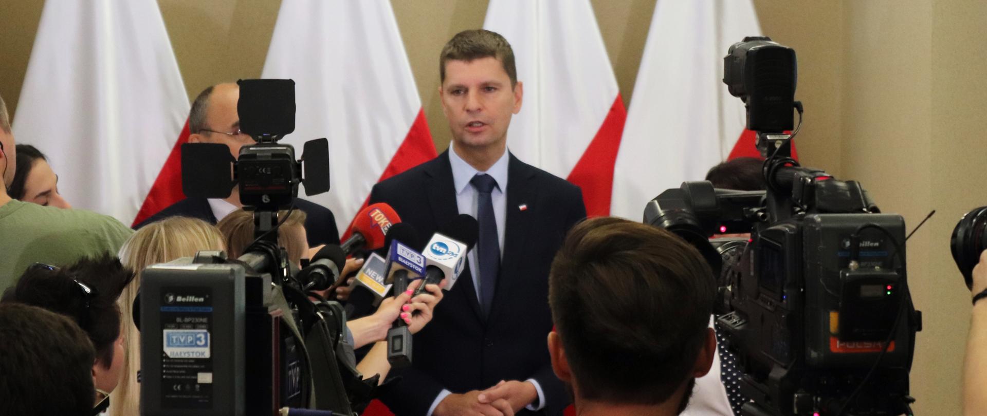 Wolne miejsca w szkołach średnich w województwie podlaskim – konferencja z udziałem ministra edukacji 