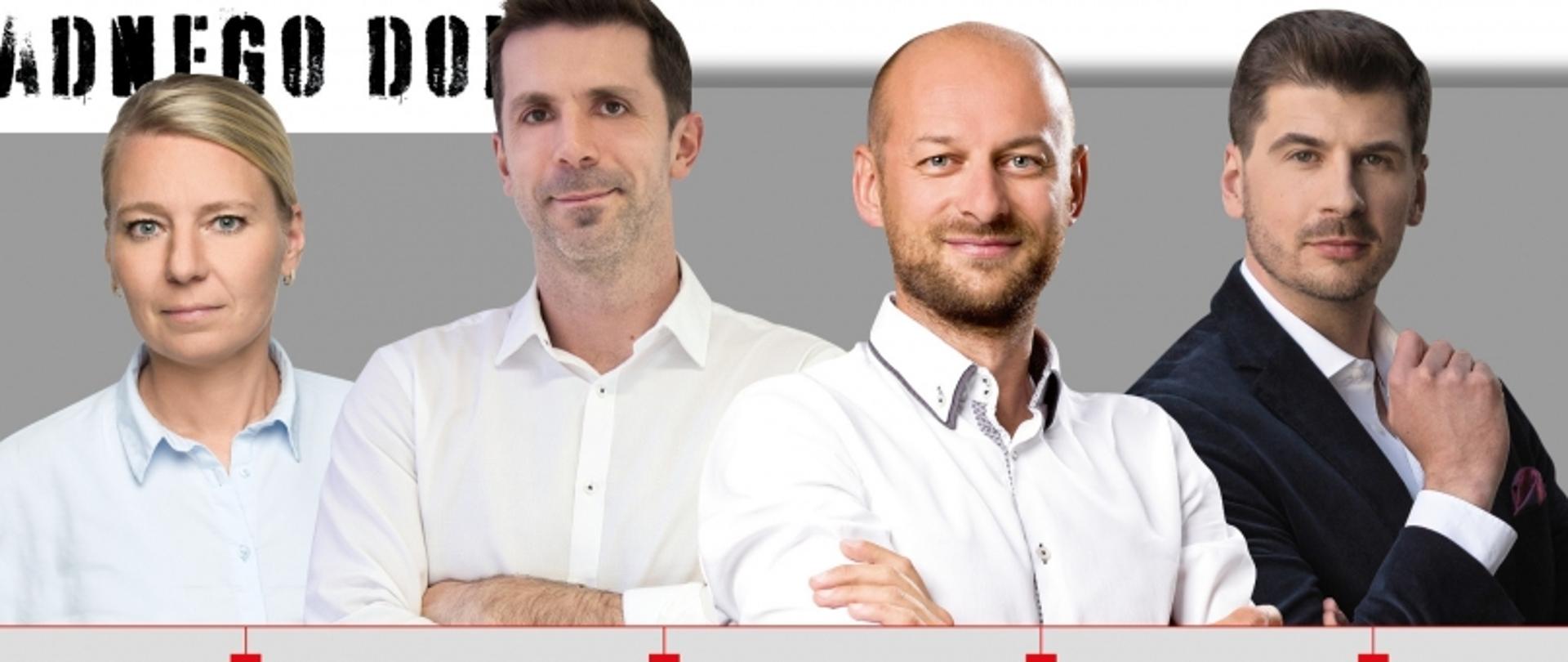 Cztery osoby w eleganckich strojach stojące razem, z napisem „ŁADNEGO DOMU” nad nimi.