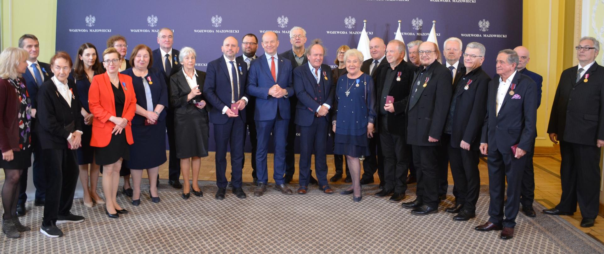 Na zdjęciu widać kobiety i mężczyzn