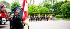 Dzień Strażaka - poczet sztandarowy oddający honor