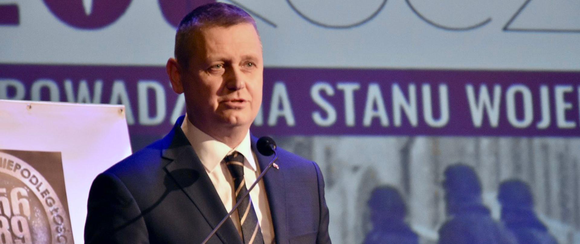 Artur Standowicz, Wicewojewoda Mazowiecki w trakcie uroczystości 40. rocznicy wprowadzenia stanu wojennego. Zdjęcie: twitter Artur Standowicz, Wicewojewoda Mazowiecki