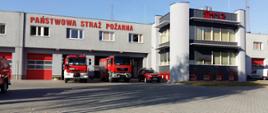 Samochody ratowniczo - gaśnicze zaparkowane przed budynkiem Komendy Miejskiej Państwowej Straży Pożarnej w Koninie