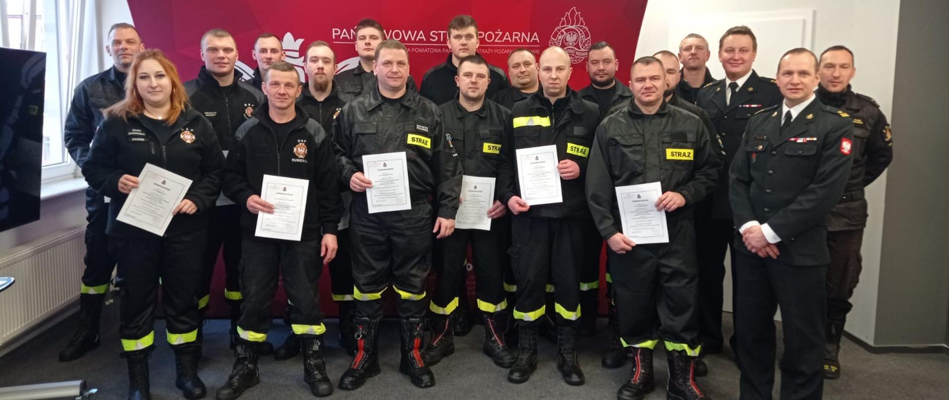 Pamiątkowe zdjęcie absolwentów szkolenia 