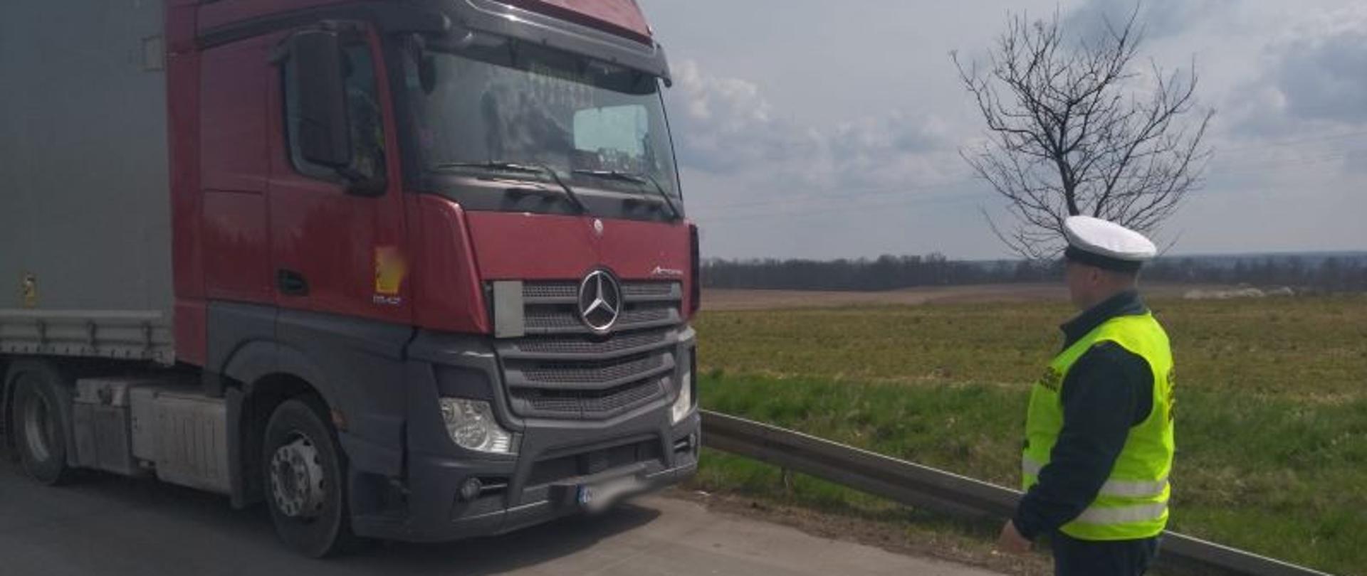 Inspektor ITD kontrolujący litewska ciężarówkę