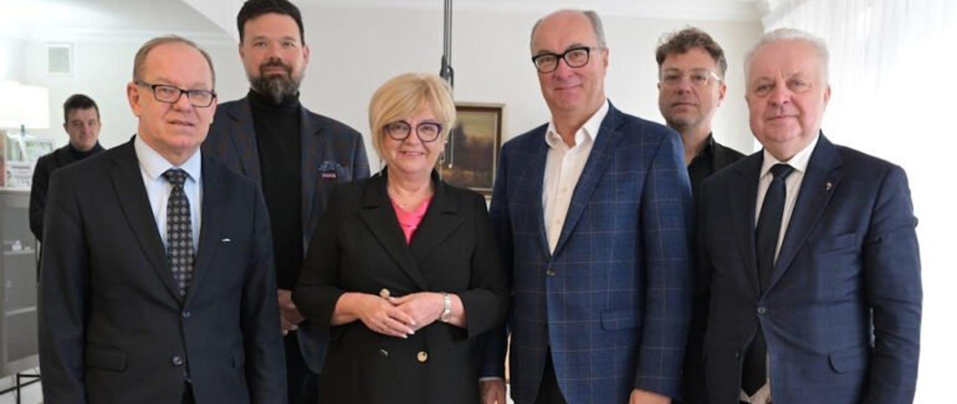 Uczestnicy spotkania u wojewody