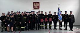 Zdjęcie grupowe funkcjonariuszy Komendy Powiatowej PSP w Lwówku Śląskim po uroczystej zbiórce. 