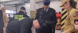 Uroczysta zbiórka z okazji ślubowania nowo przyjętych funkcjonariuszy oraz przejścia na zaopatrzenie dwóch strażaków
