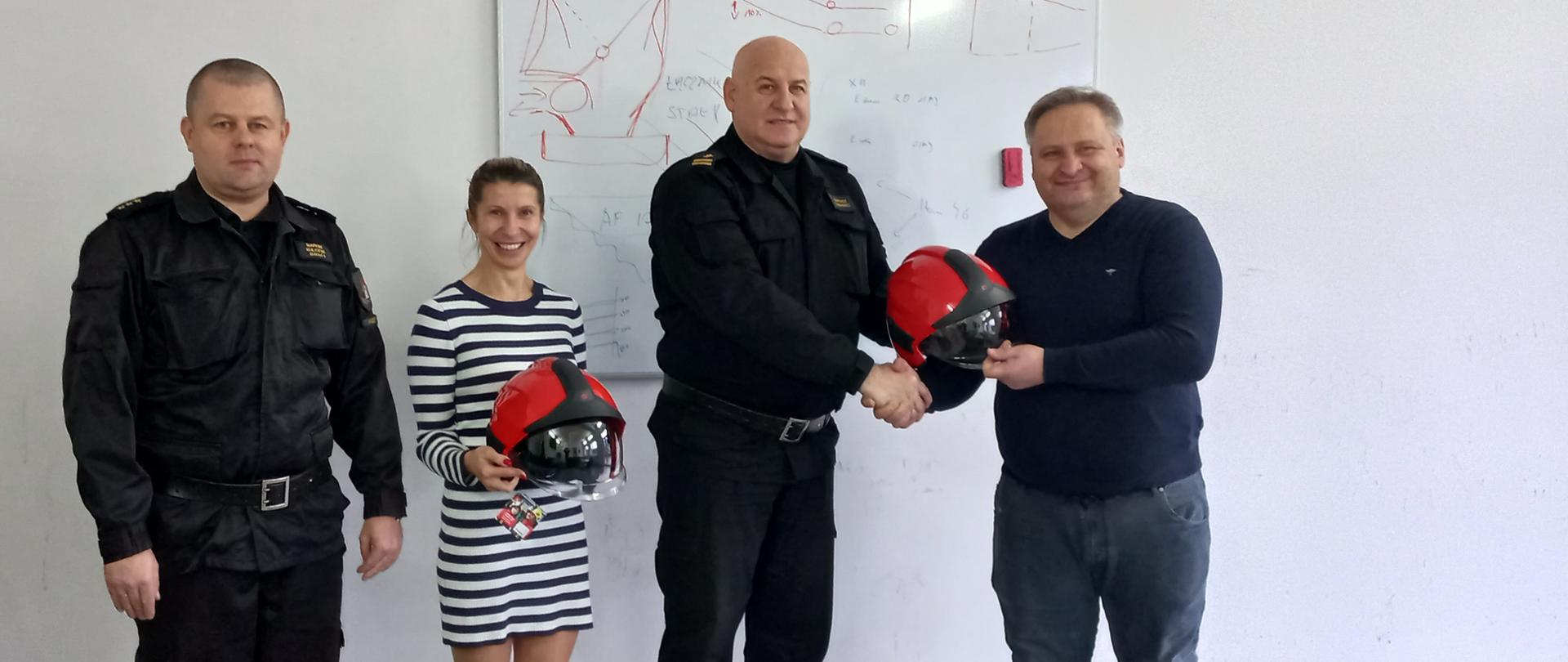 Przekazanie hełmów strażackich w firmie OZEN